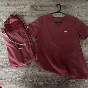 FIGS dark cherry small scrub set